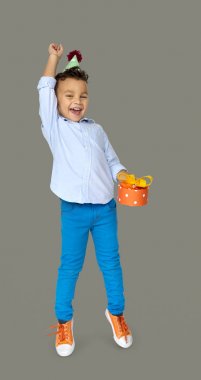 Parti şapkası olan küçük çocuk