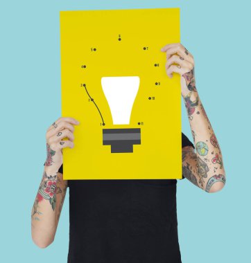 Dövmeli kişi holding afiş.