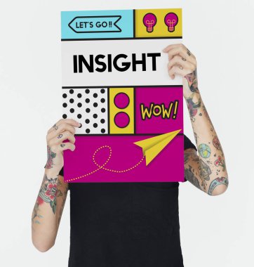 Dövmeli afişini tutan kadın