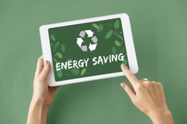 kişi holding dijital tablet