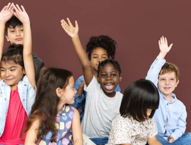 Katta oturan küçük çocuklar 