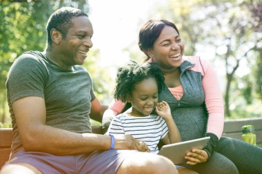 Dijital tablet kullanan aile