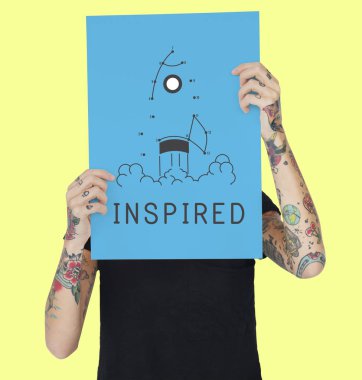 Dövmeli kişi holding afiş.