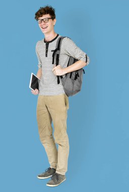 adam sırt çantası ve tablet 