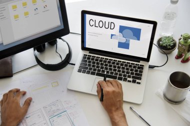 dizüstü bilgisayarda çalışan insan  