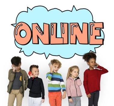 Çocuk akıllı telefonlar kullanarak