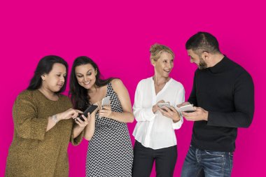konuşmak ve akıllı telefonlar kullanarak çok ırklı insanlar