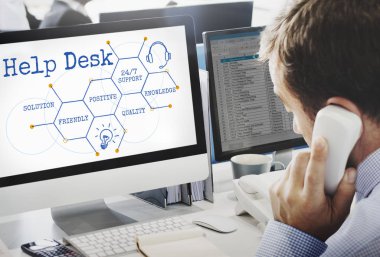 Bilgisayarlarla çalışan iş adamı