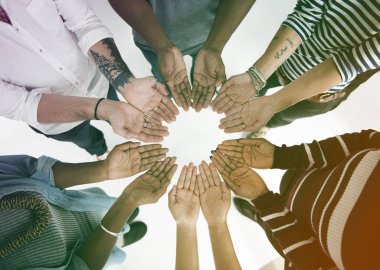 Avuç içi bir arada tutan insanlar