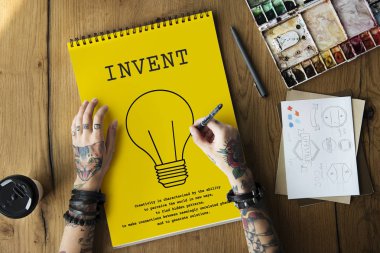 Dövmeli kişi Not Defteri'nde çizim 