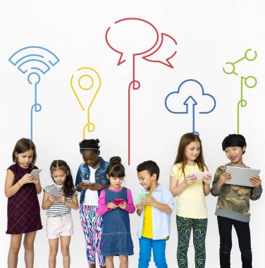 çocuklar dijital cihazlar kullanarak