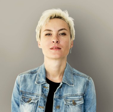 sarışın bir kadın kameraya bakıyor