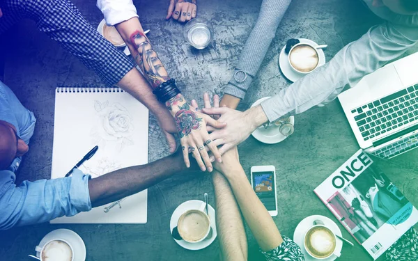 Grupo de pessoas brainstorming juntos — Fotografia de Stock