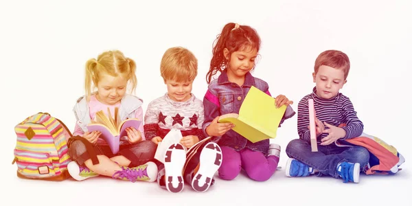 Dzieci siedzą na podłodze z książek — Zdjęcie stockowe