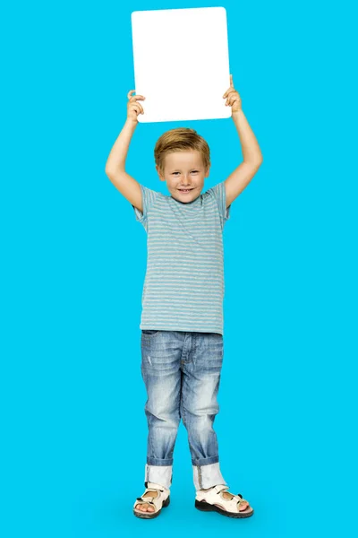 Хлопчик тримає плакат — стокове фото