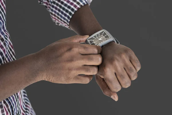 Mãos masculinas definir relógio de mão — Fotografia de Stock