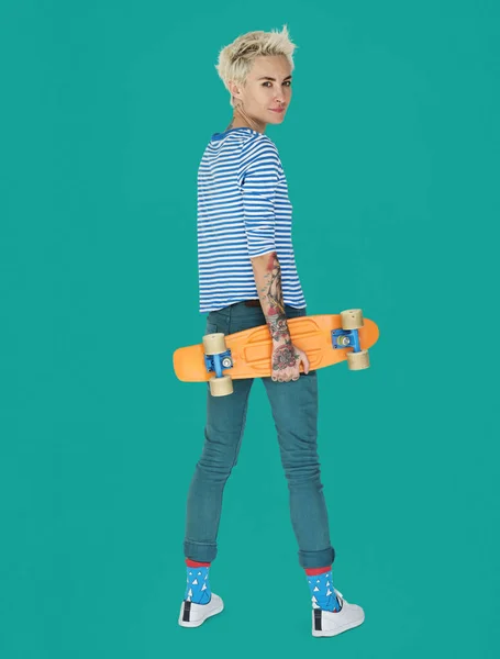 Donna che tiene Skateboard — Foto Stock