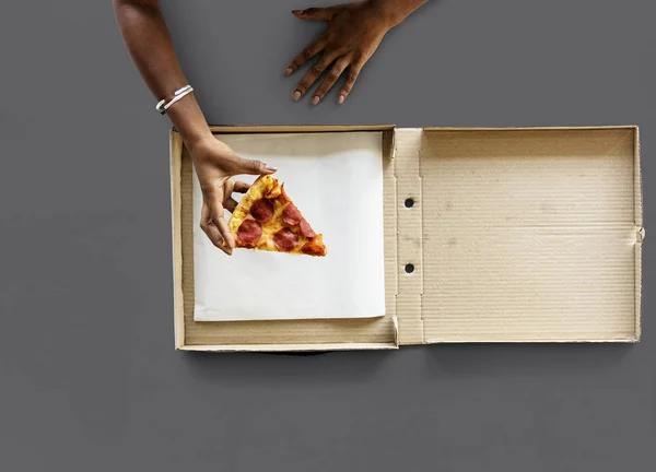 Hand hält Stück Pizza — Stockfoto