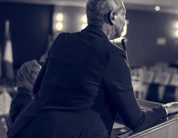 Visão traseira de Africano Speaker mulher — Fotografia de Stock