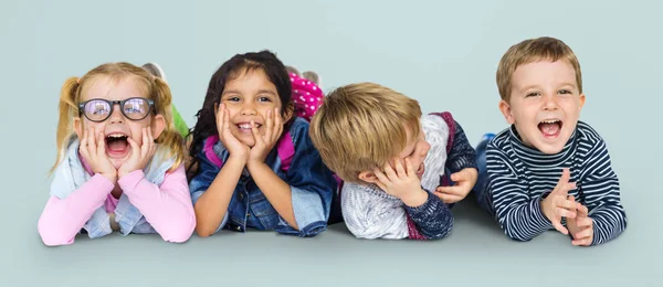 Adorables niños tendidos en el suelo — Foto de Stock