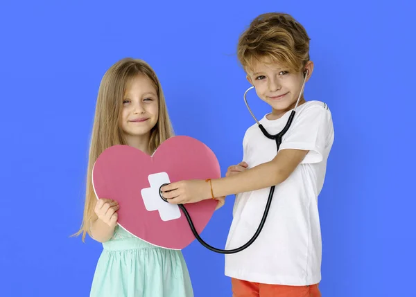 Enfants à l "écoute du cœur avec stéthoscope — Photo