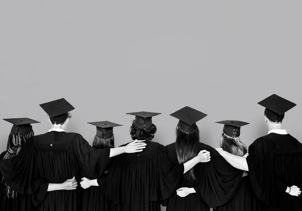 Studenten elkaar knuffelen — Stockfoto