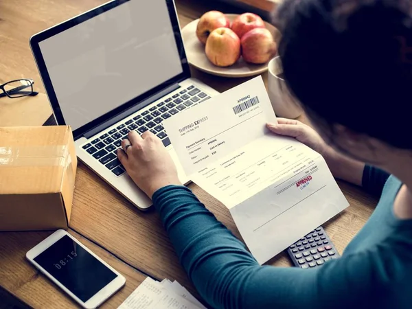 Persoon met behulp van laptop aan tafel — Stockfoto