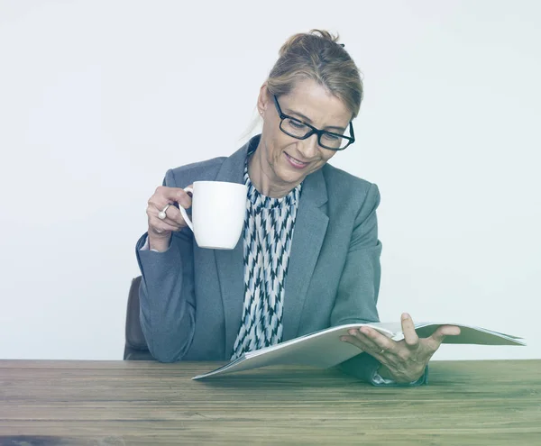 Mujer de negocios en gafas revista de lectura — Foto de Stock