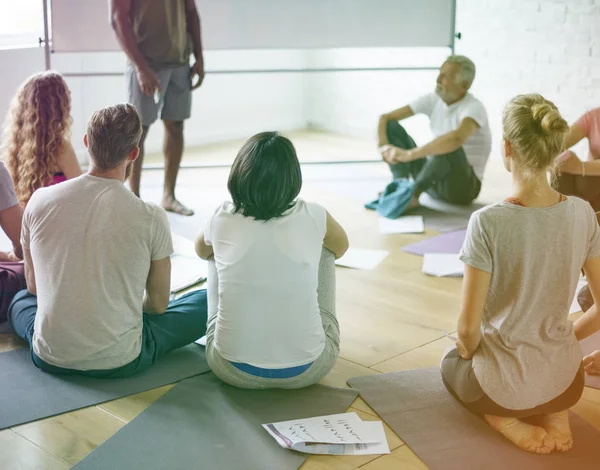 Yoga sınıfına sahip insanlar — Stok fotoğraf