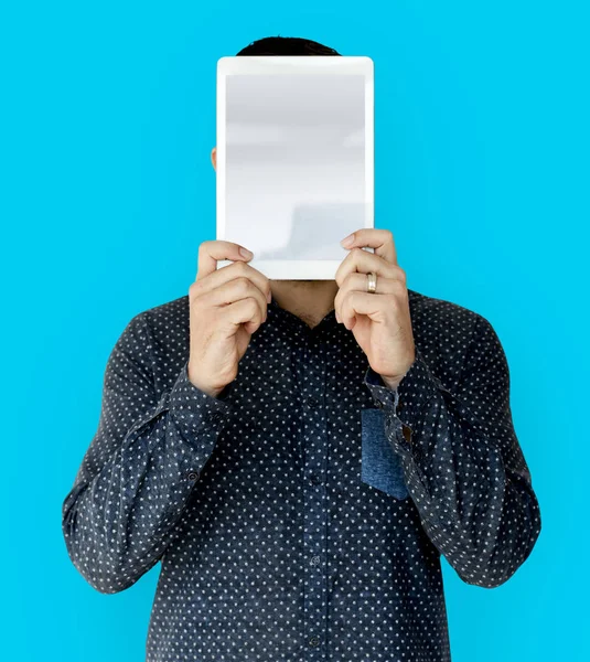 Чоловік покриває обличчя планшетом — стокове фото
