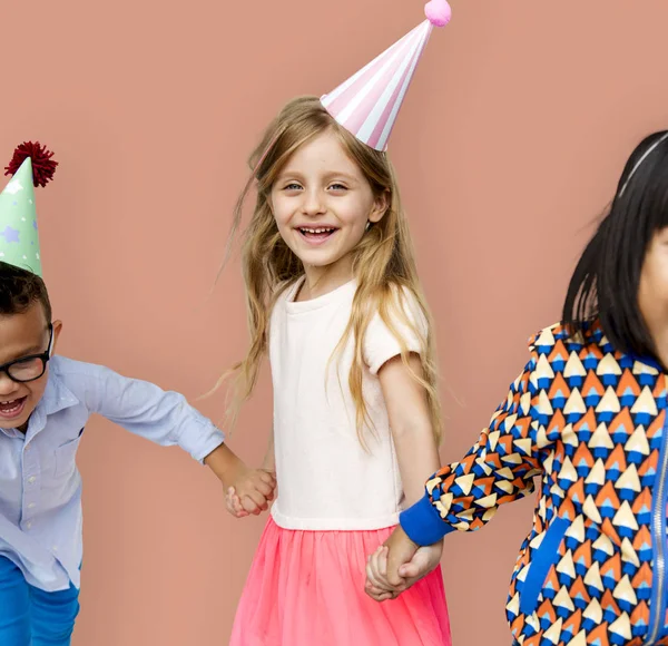 Niños en sombreros festivos — Foto de Stock