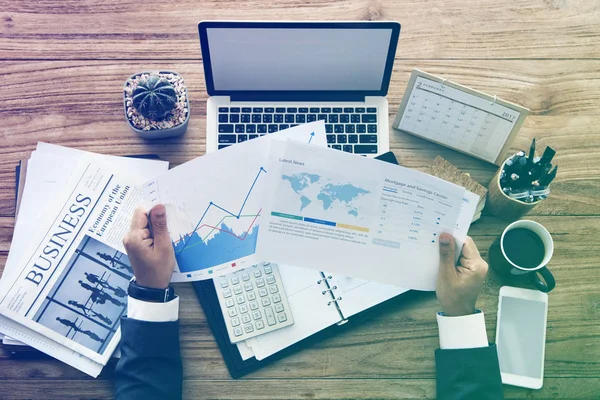 Empresário que trabalha à mesa do escritório — Fotografia de Stock