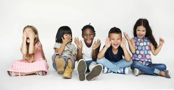 Enfants jouant ensemble — Photo