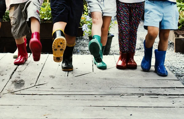 Gruppo di bambini in piedi in serra — Foto Stock