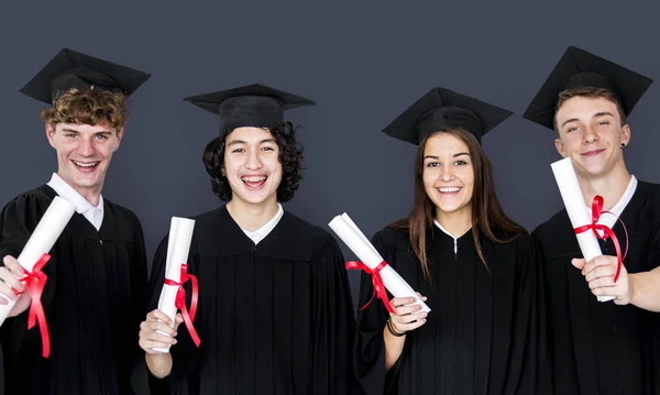 Öğrencilerin diploma Holding — Stok fotoğraf