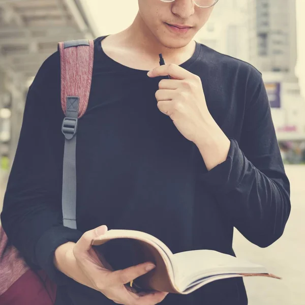 Asiático macho estudiante caminar en calle —  Fotos de Stock