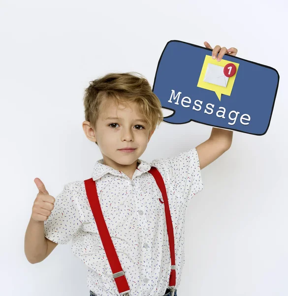Ребенок держит бумажный пузырь речи — стоковое фото