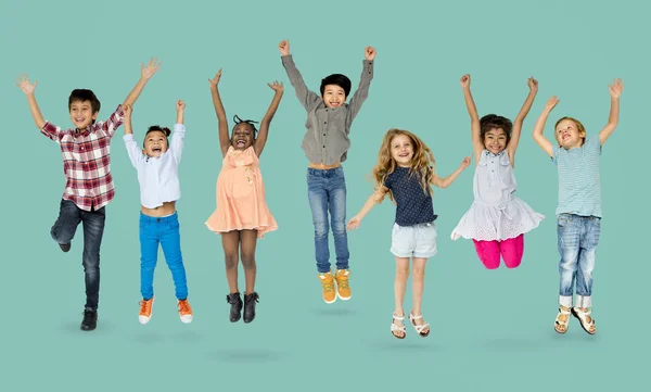Barnen hoppar och ha roligt — Stockfoto