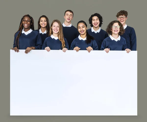 Estudantes segurando cartaz — Fotografia de Stock