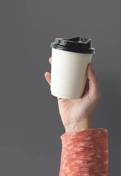 Menselijke Hand Holding koffie mok — Stockfoto