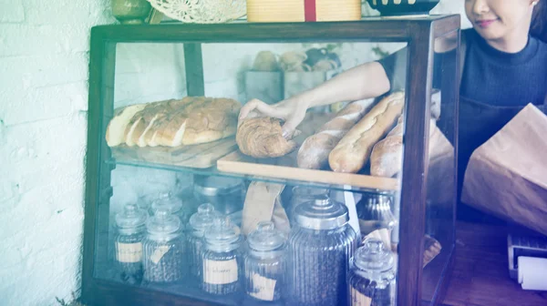 Femme mettant de la pâte à pain sur l'étagère — Photo