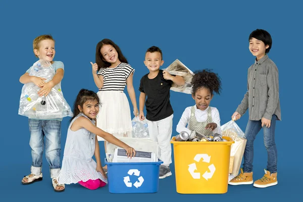 Kinderen recyclage van afval — Stockfoto