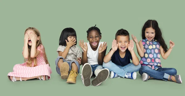 Kinder spielen zusammen — Stockfoto