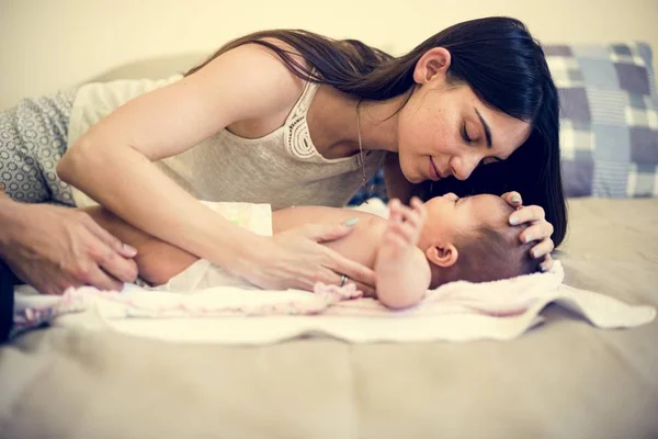 Mãe cuidando do bebê — Fotografia de Stock