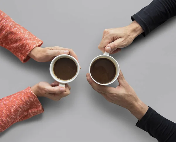 Mãos humanas segurando xícaras de café — Fotografia de Stock