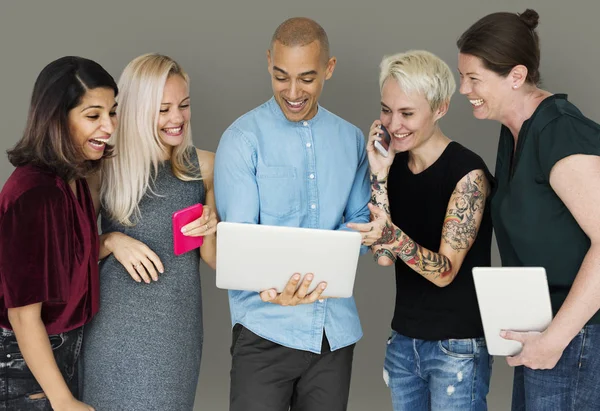 Menschen, die digitale Geräte nutzen — Stockfoto