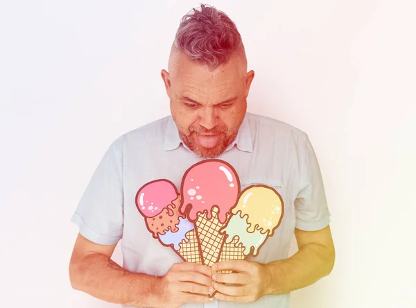 Άνθρωπος που κρατά τρεις παγωτό — Φωτογραφία Αρχείου