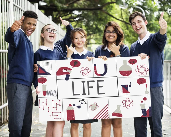 Studenten houden banner — Stockfoto