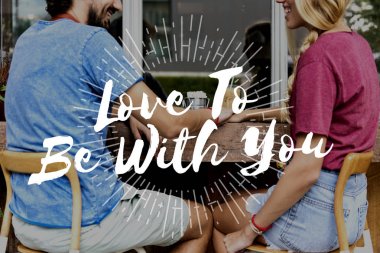 Kafe mekanlarda oturan Çift