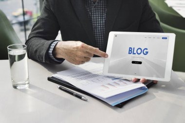 Dijital tablet kullanan işadamı